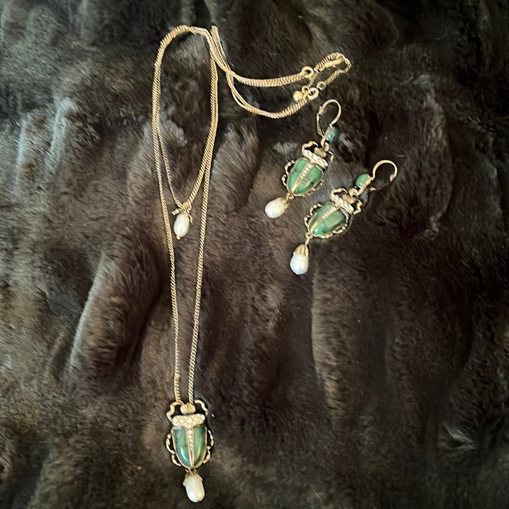 NWT BOUTIQUE -Adjustable Necklace and Earring Set